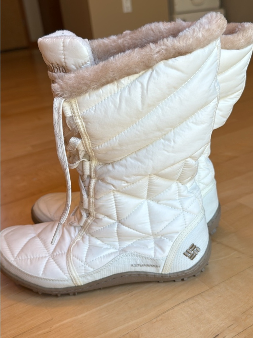 Columbia White Quilted Women’s Faux Fur-Trim Winter Boots 7.5 minx mid 2 white